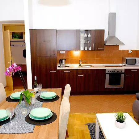 Gozsdu Court